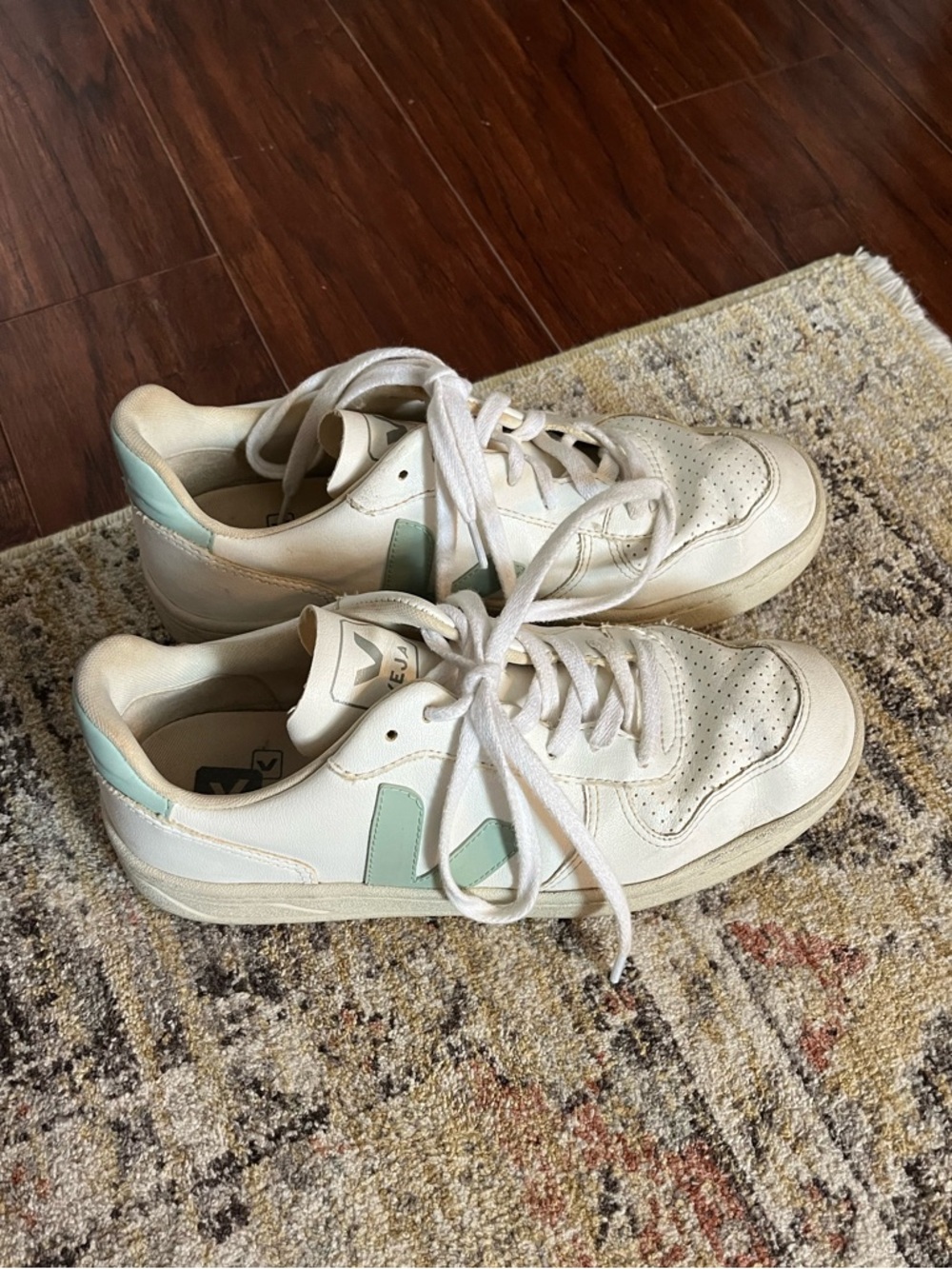 Veja Sneakers - Mint detailing